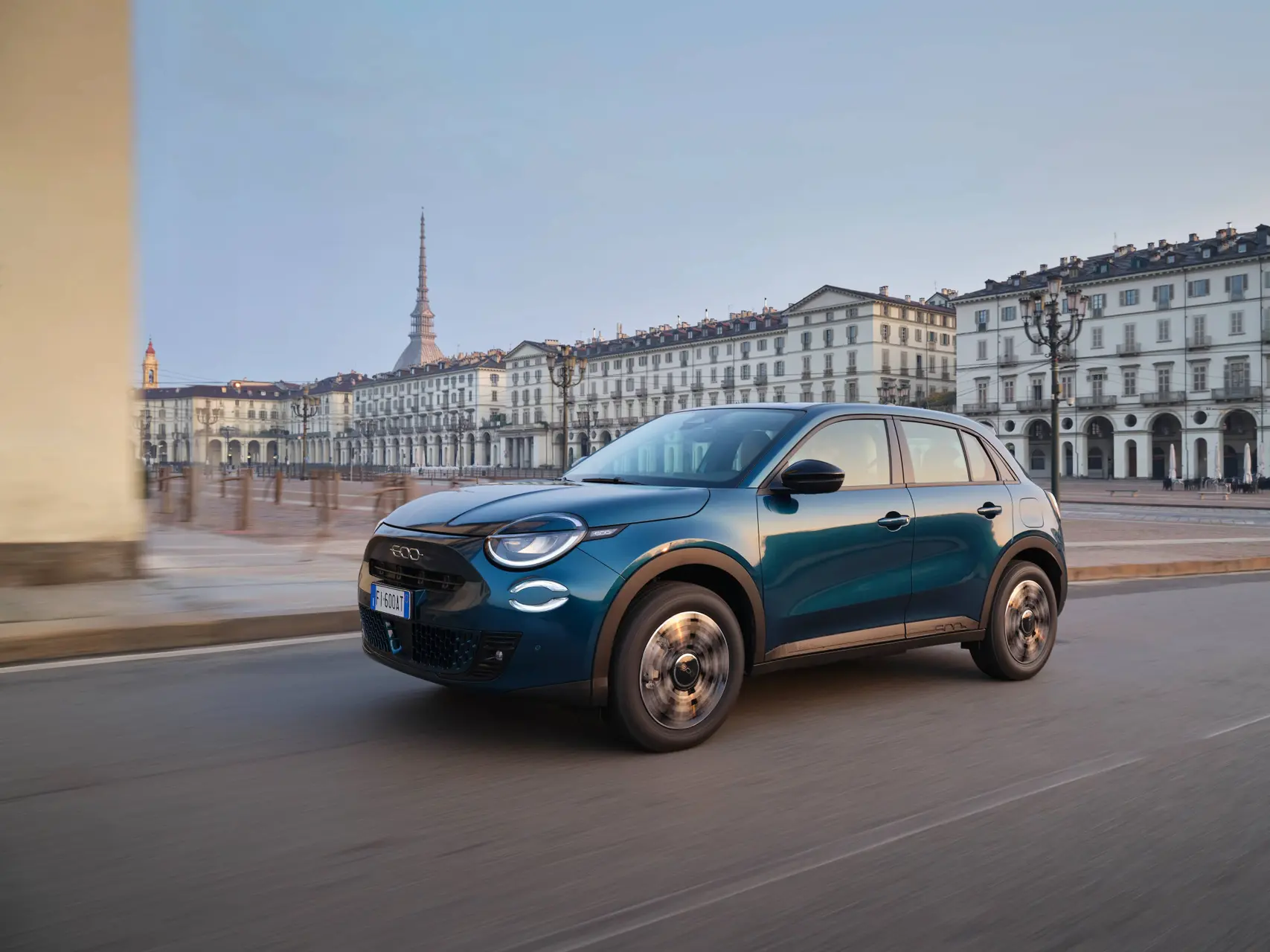 Fiat600Turbo100 di colore blu dinamica con lo sfondo di torino