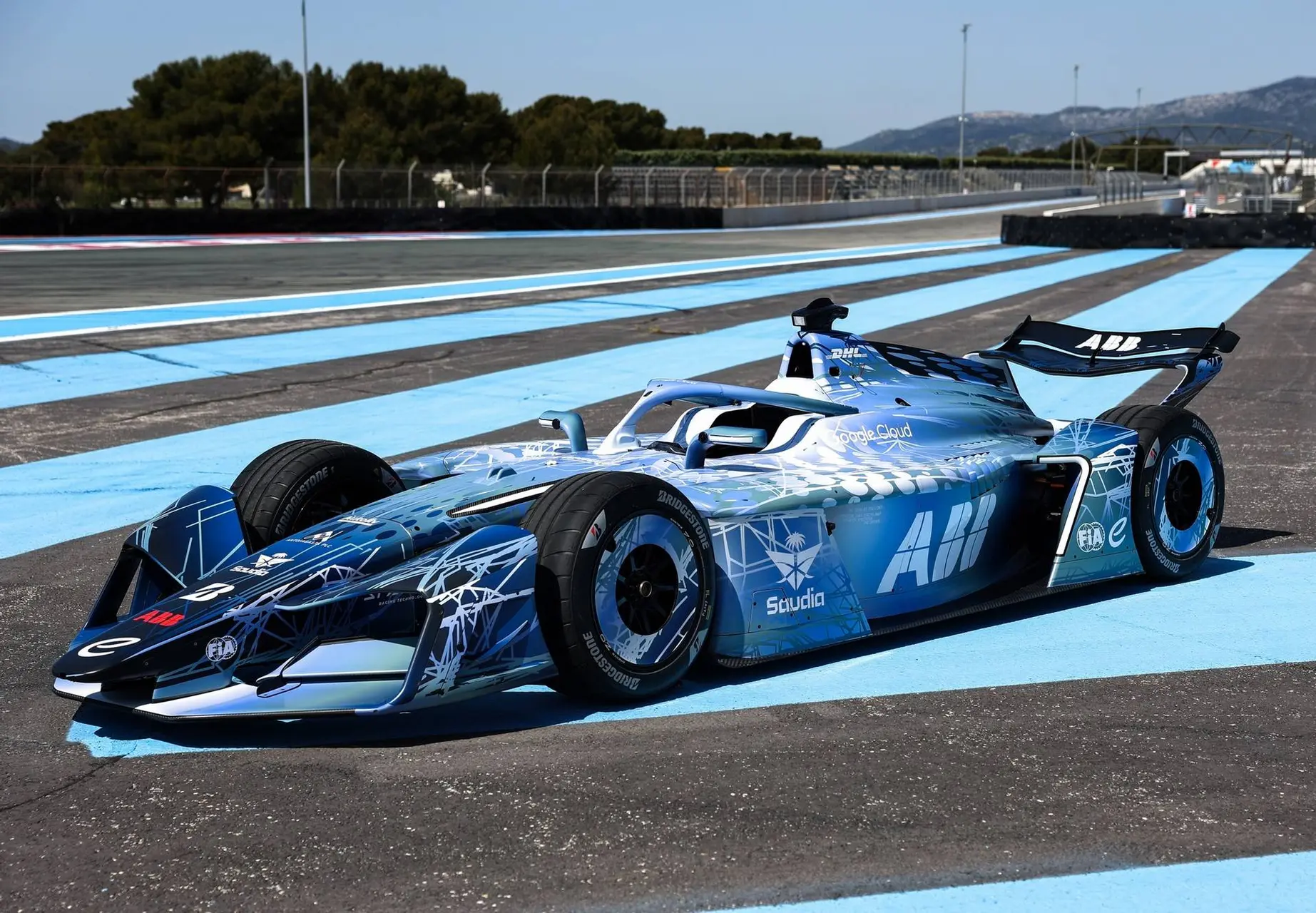 una vista di tre quarti della nuova Formula E Gen4 sulla pista del Paul Ricard
