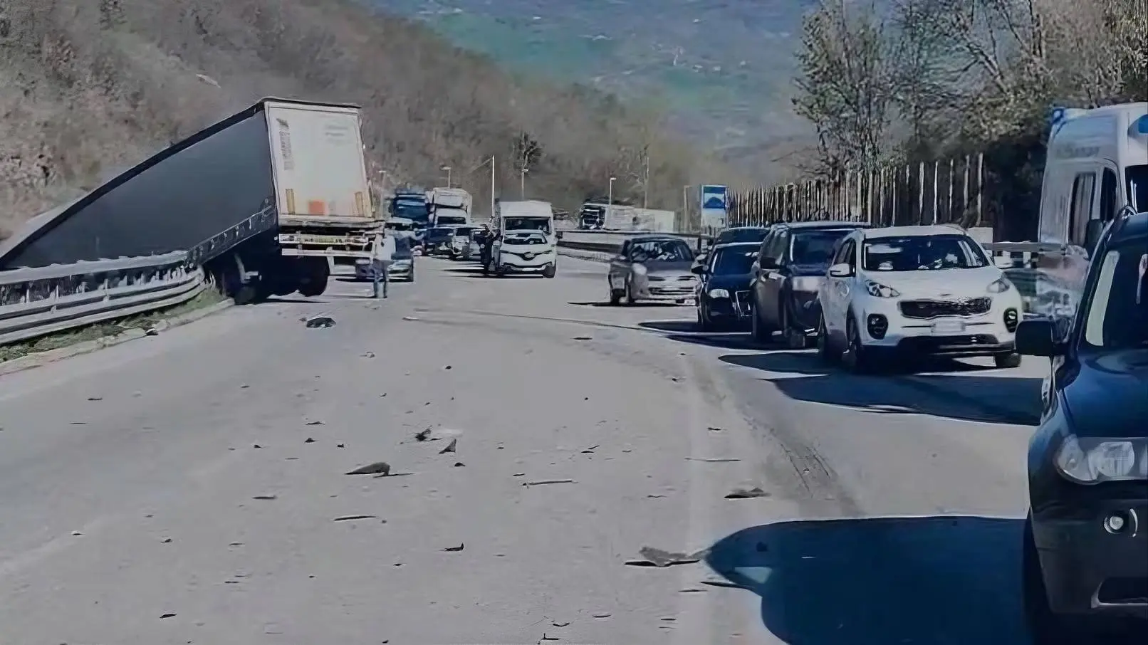 incidente-camion-in molise immagine di tir in bilico