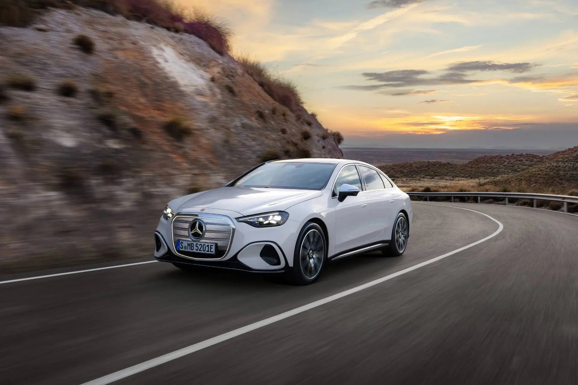 Mercedes Classe C elettrica auto in dinamica anteriore di colore bianco