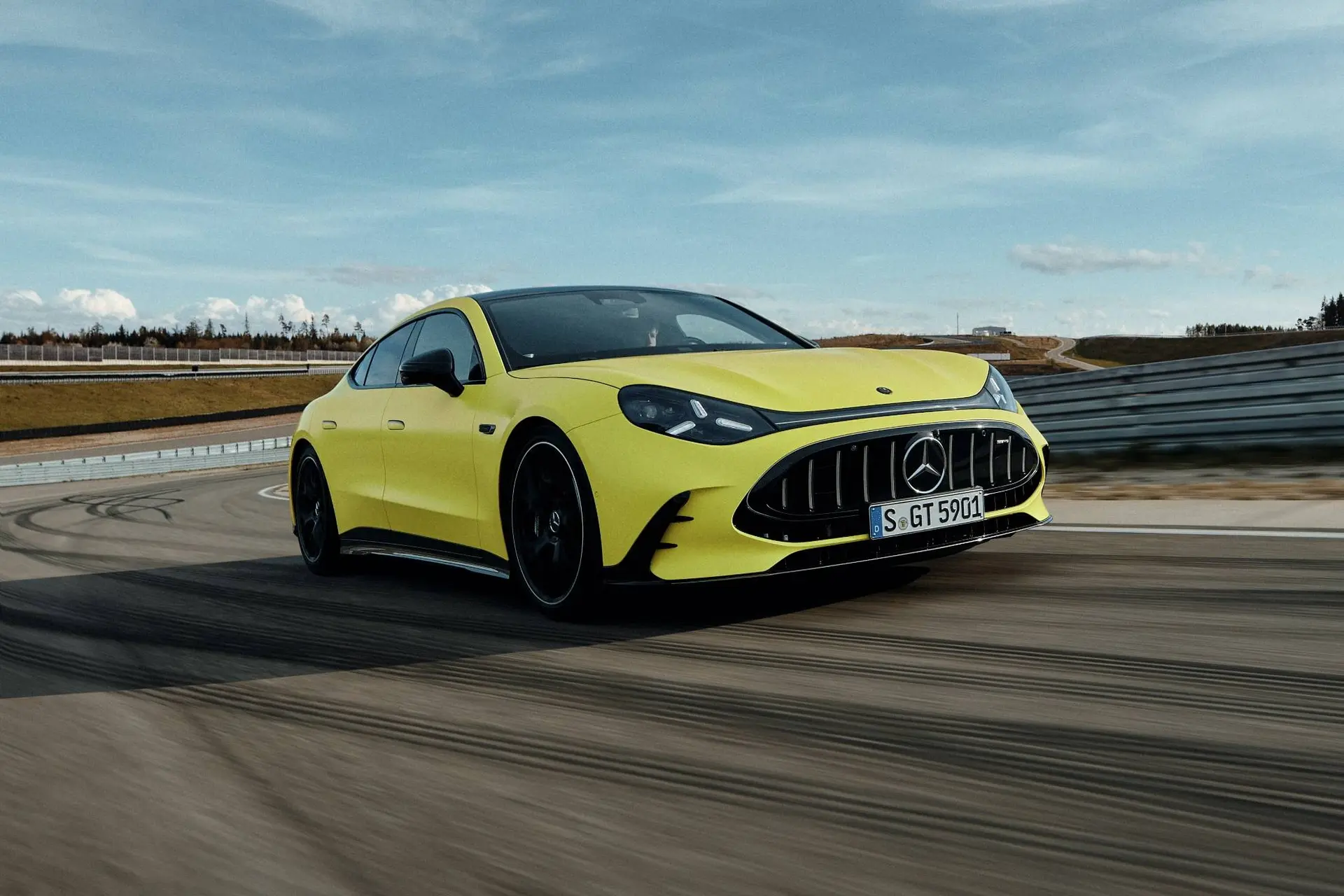 Mercedes AMG GT Coupé4 dinamica di colore giallo
