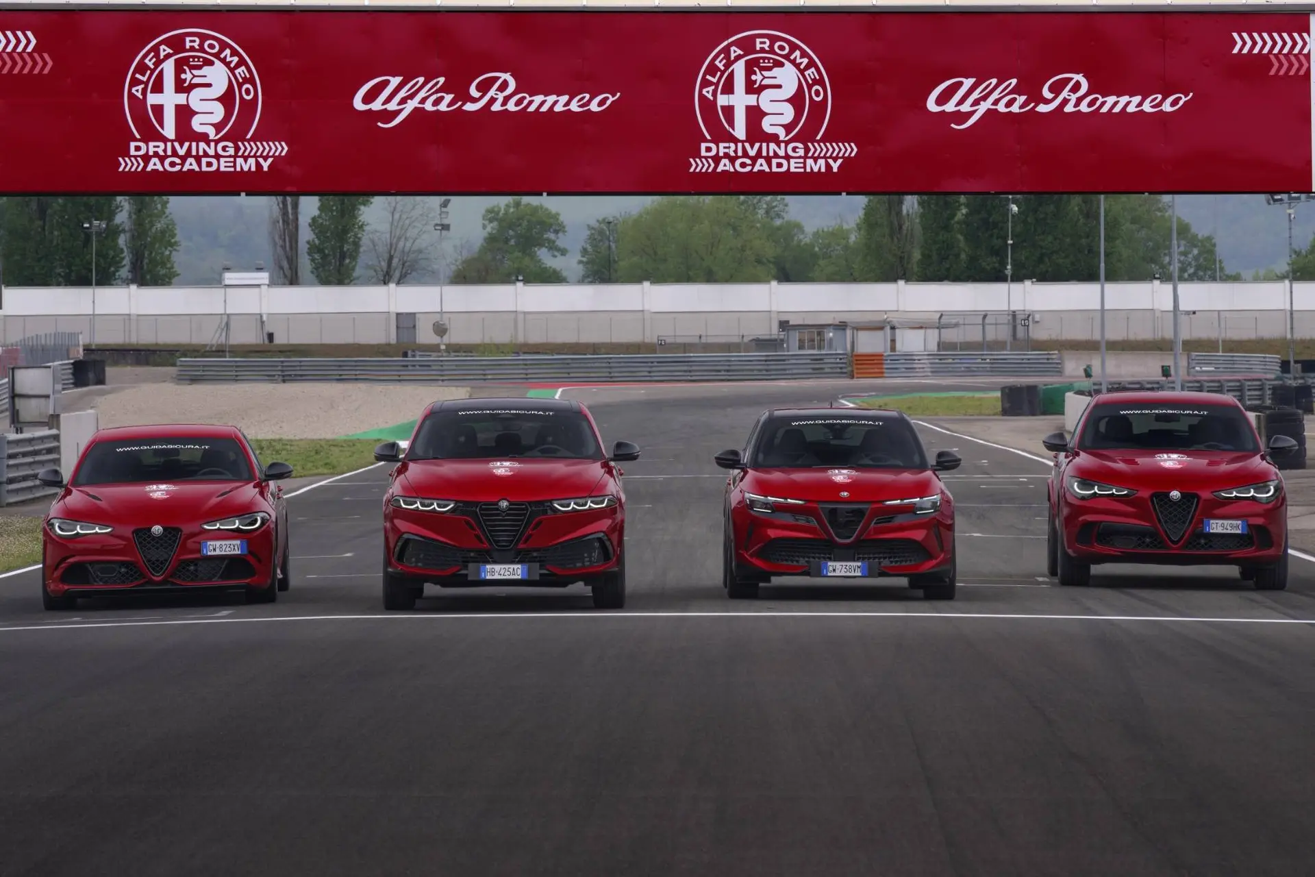 Gamma Alfa Romeo da sinistra a destra Giulia, Tonale, Junior, Stelvio