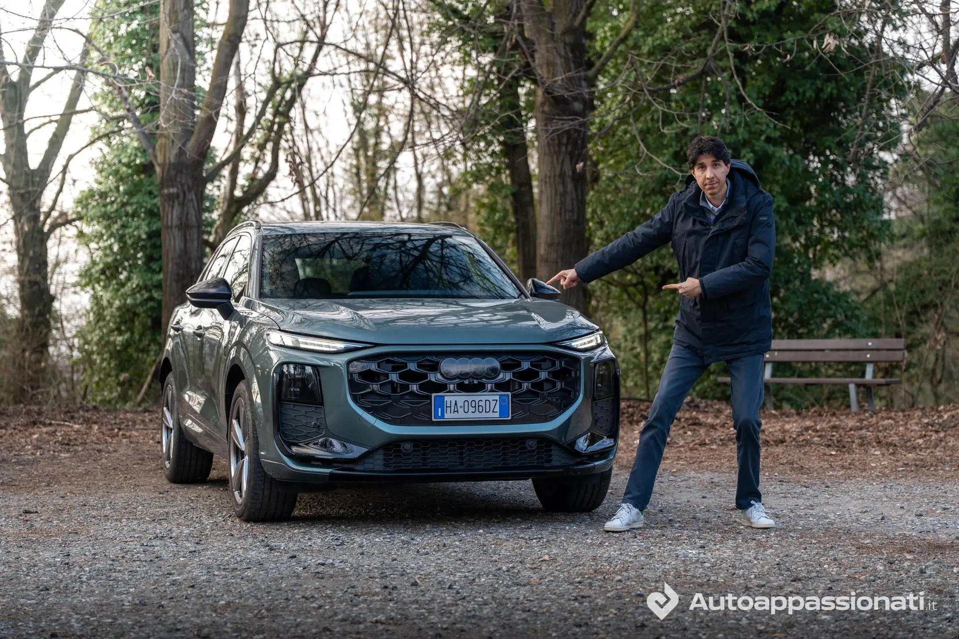 Audi-q3-tdi federico ferrero accanto all'auto