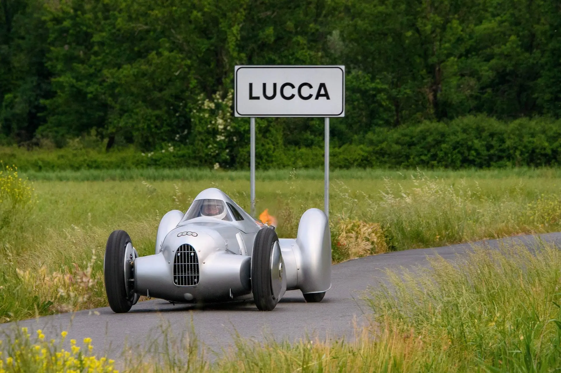 L'Auto Union Lucca del 2026 su una strada nei dintorni di Lucca