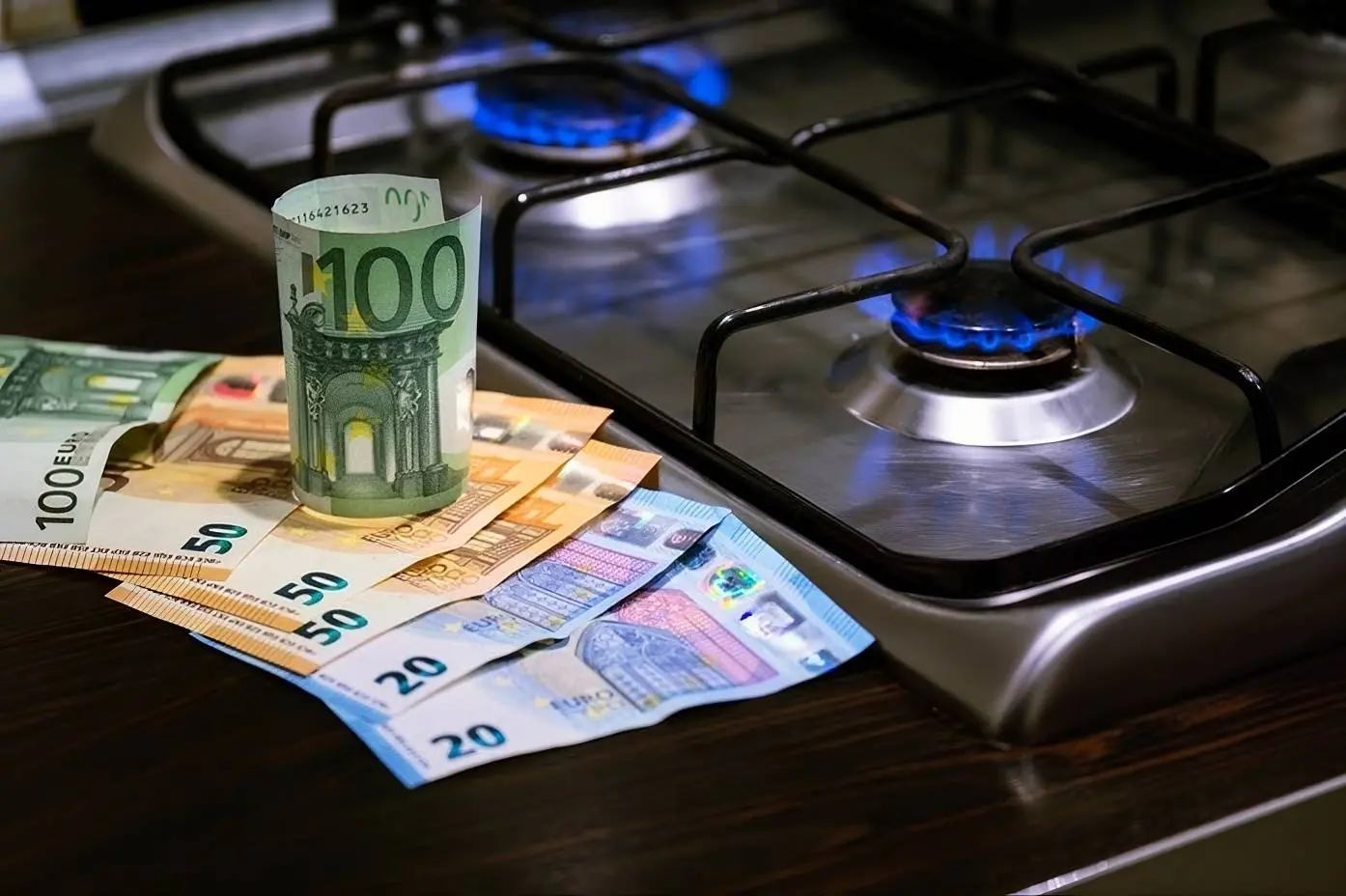 fornelli accessi e soldi accanto