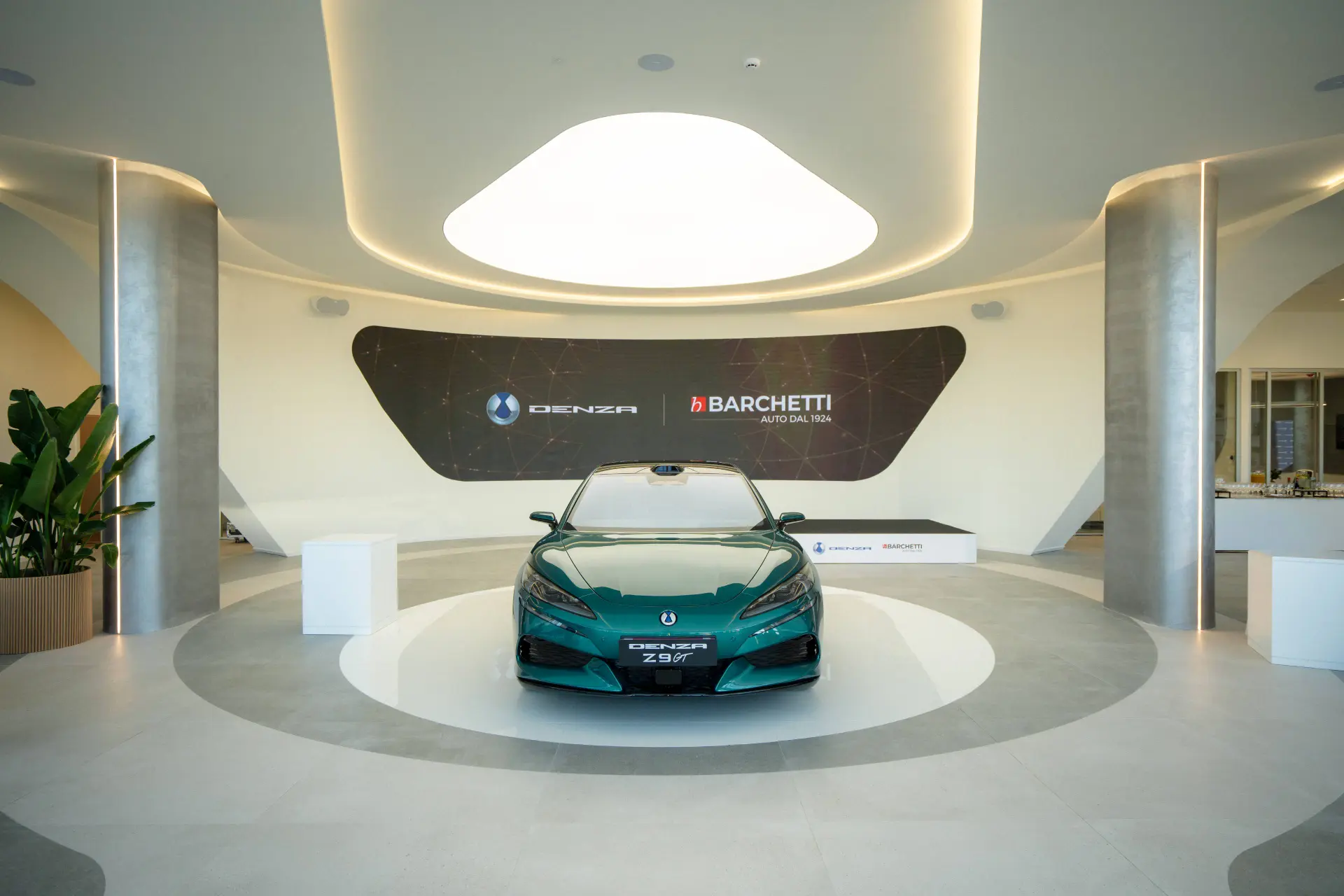 Nell'immagine si vede la Denza Z9 GT nel colore Emerald Green alla presentazione del primo concessionario Denza in Italia a Bologna