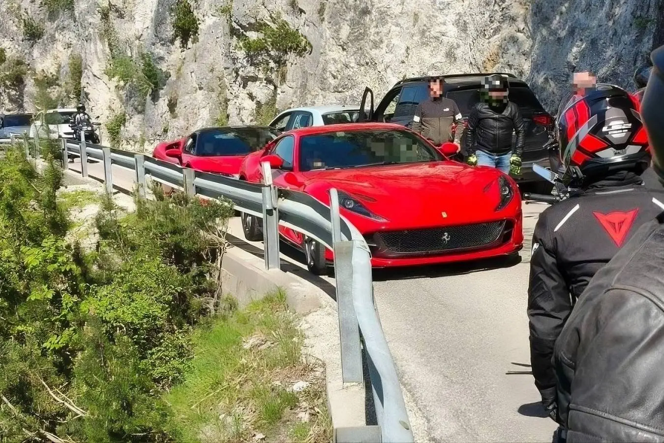 due ferrari bloccate su una strada delle dolomiti