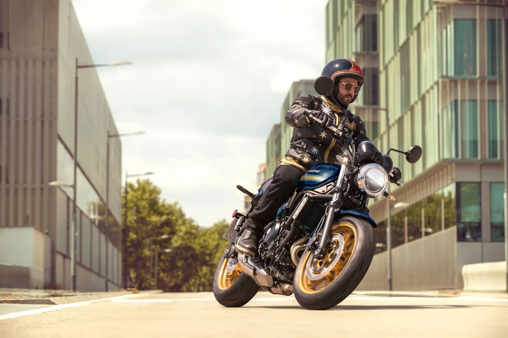 kawasaki-z650rs di colore verde con a bordo il guidatore che sta piegando in mezzo a una città