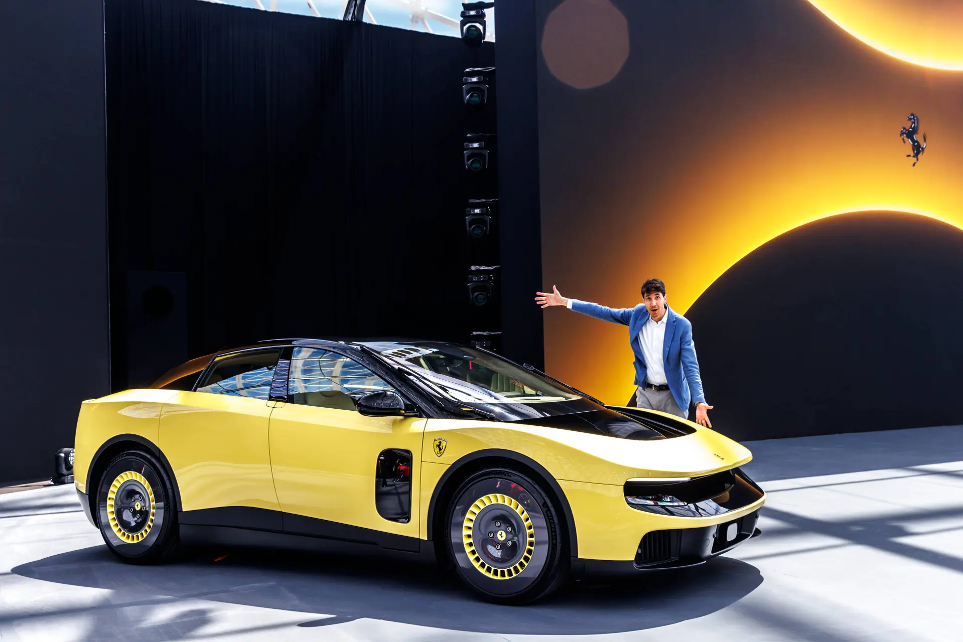 FERRARI_LUCE copertina di colore giallo