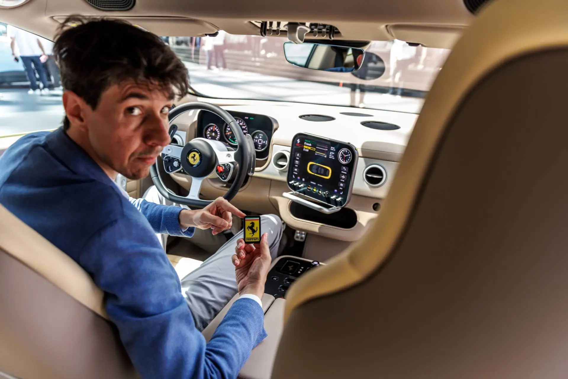 federico mostra la chiave di avviamento della nuova Ferrari Luce