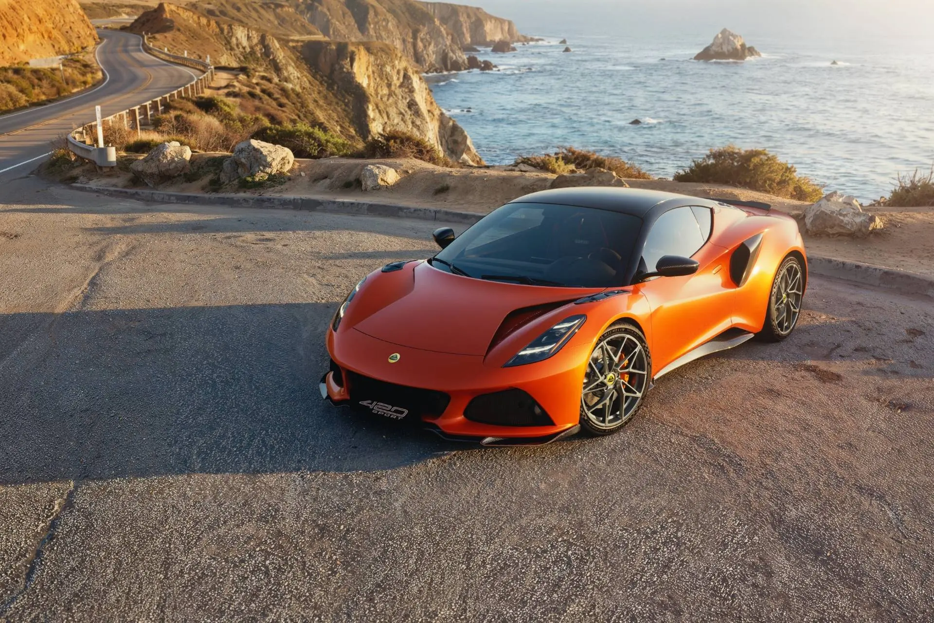 Lotus_Emira_420 sport frontale di colore arancione