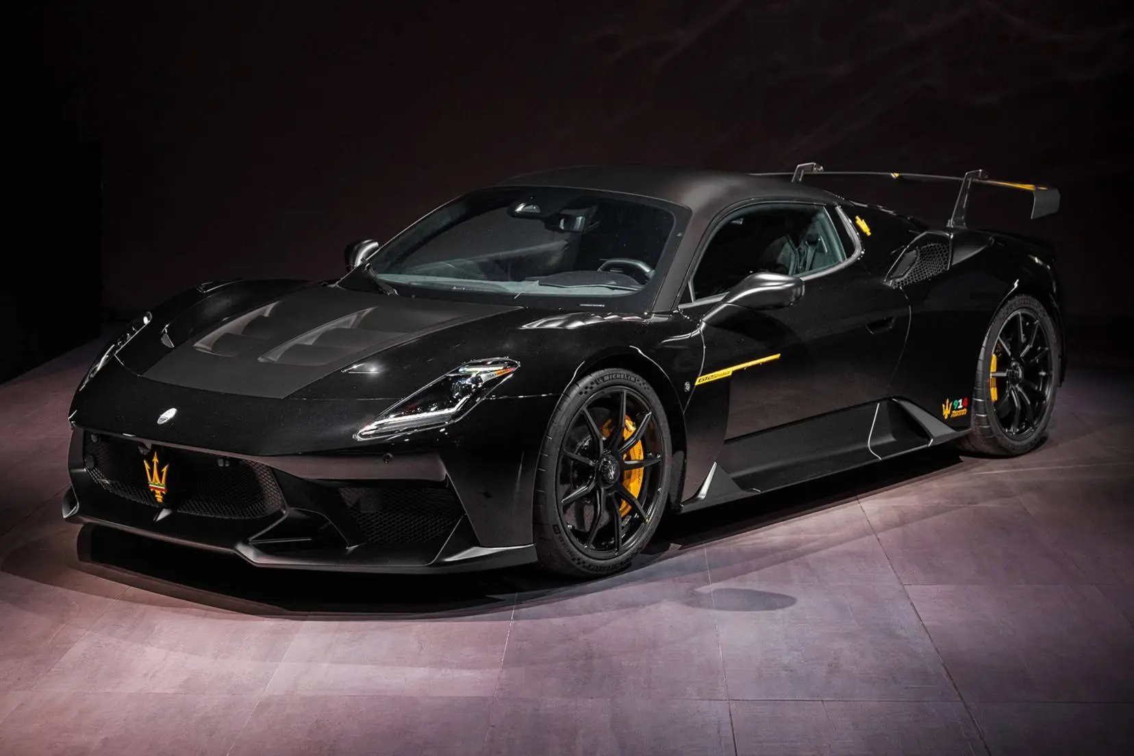 Maserati GT2 Stradale Fuoriserie frontale tre quarti di colore nero