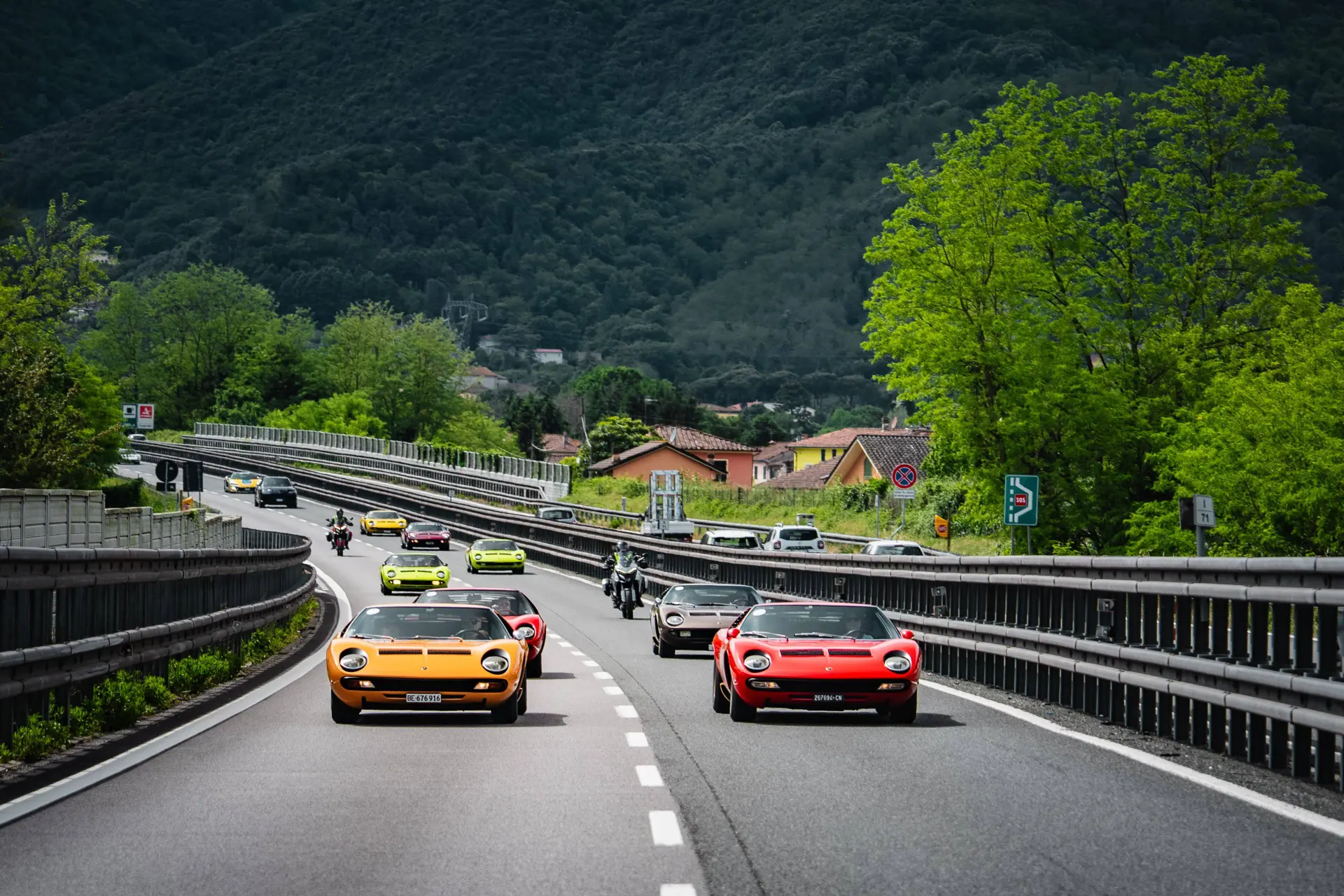 Immagine in autostrada con tutte le Lamborghini Miura di diversi colori