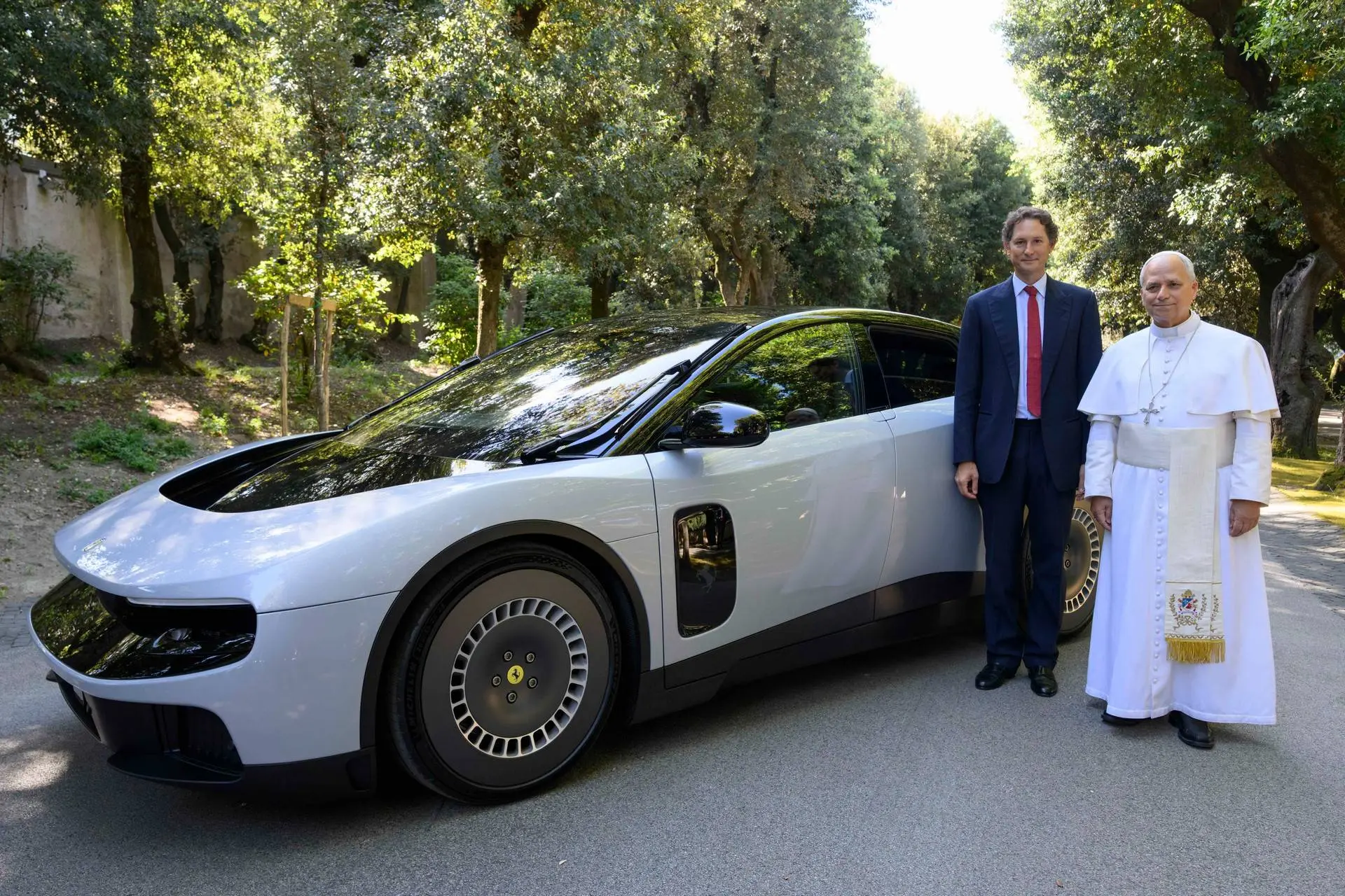 John Elkann presenta la Ferrari Luce al papa