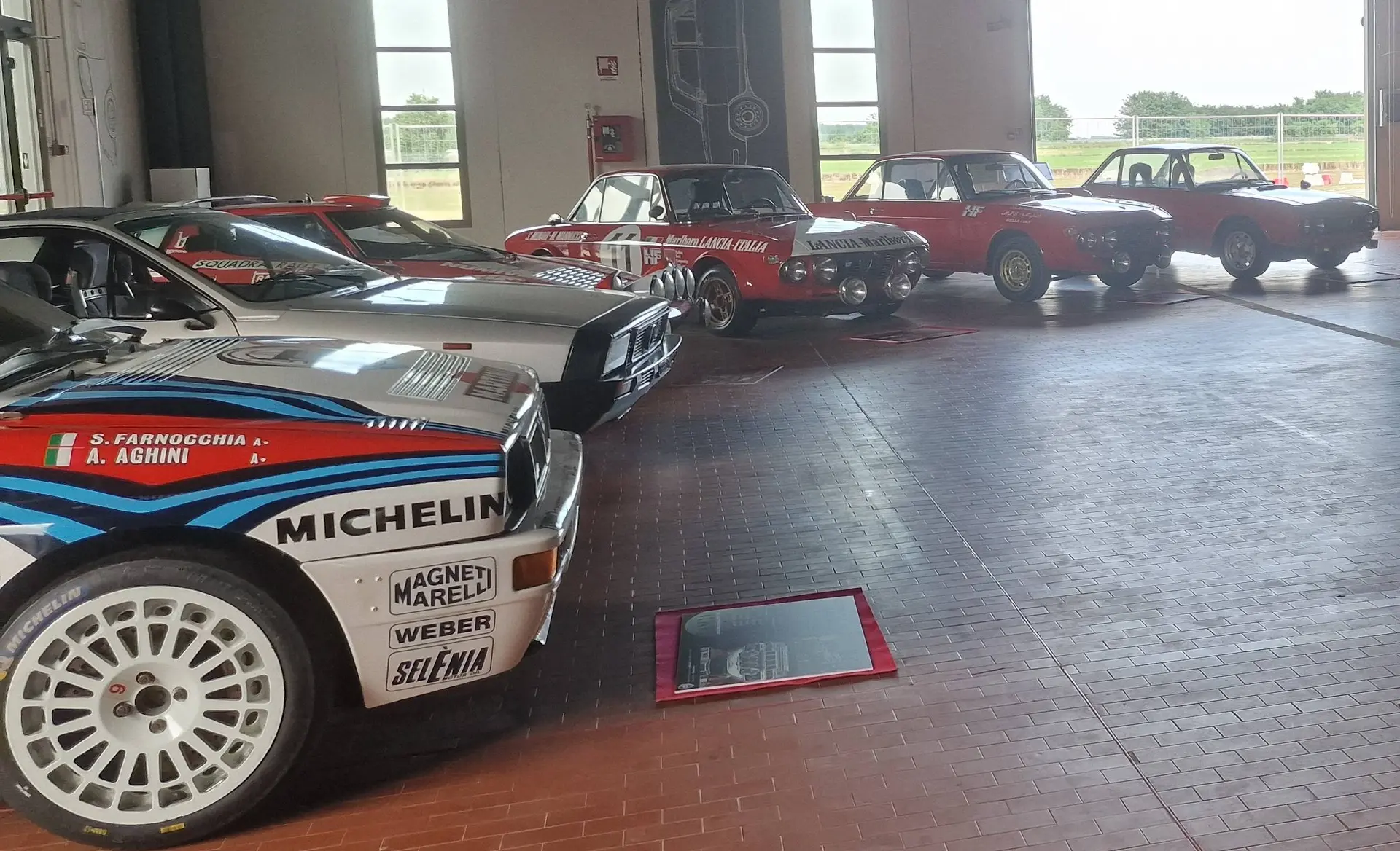Ruote Veloci 2025 una serie di lancia parcheggiate