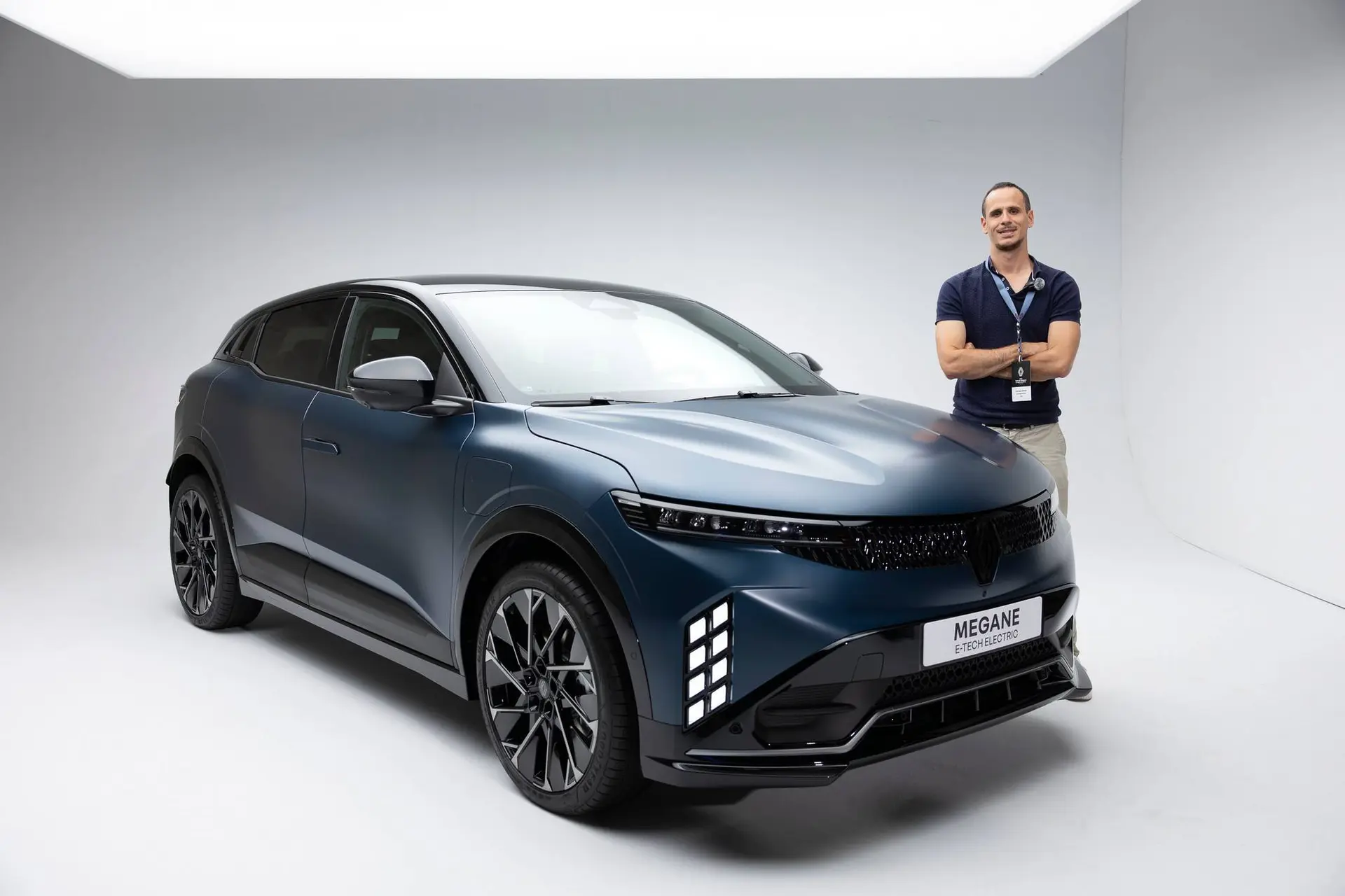 La Renault Megane E-Tech 2026 su sfondo bianco