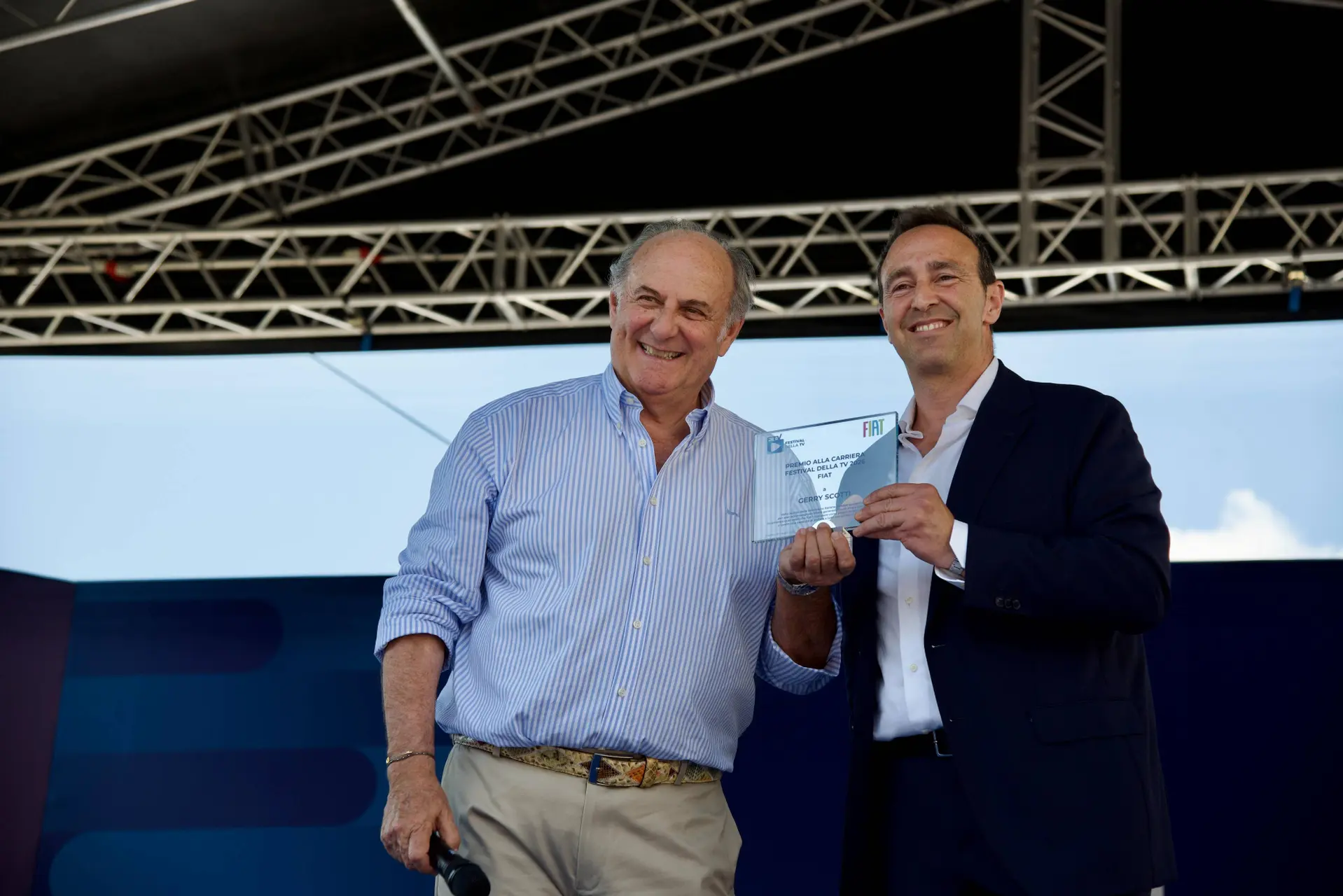 Nell'immagine si vedono Jerry Scotti e Alessandro Musumeci al Festival della TV a Dogliani