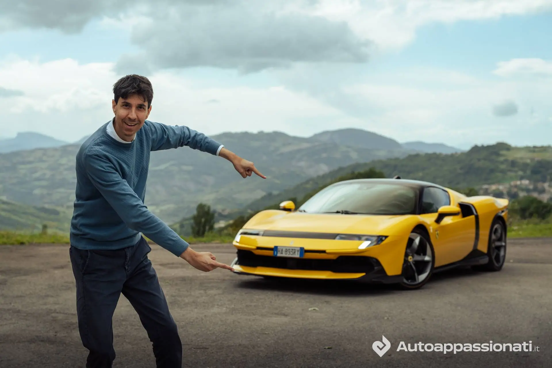Ferrari 849 Testarossa con federico ferrero che la indica