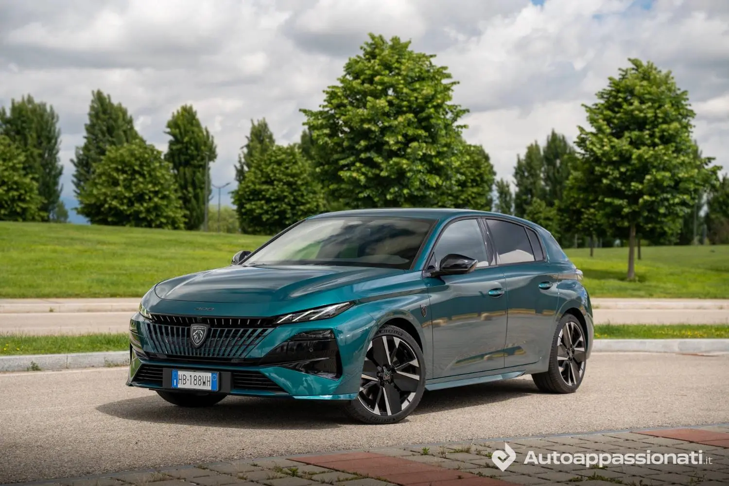 Peugeot 308 PHEV Hybrid__front side view