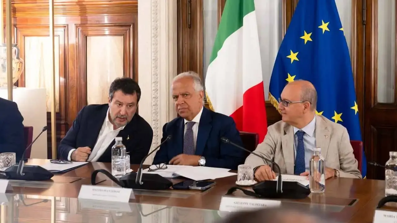 Nell'immagine si vedono i Miinistri Salvini, Valditara e Piantedosi durante una conferenza
