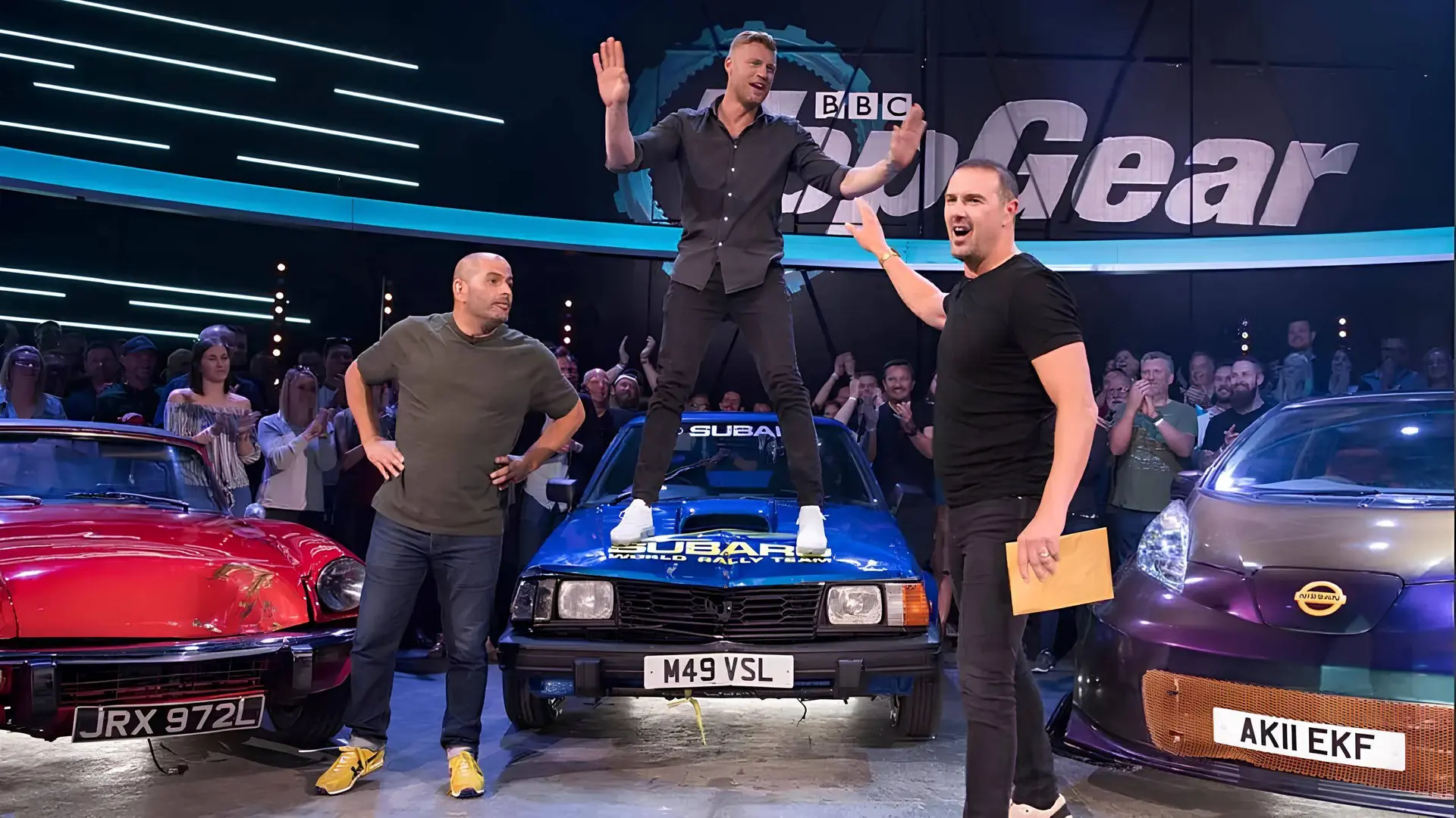Nell'immagine si vedono gli ultimi conduttori di TopGear prima della sospensione del programma
