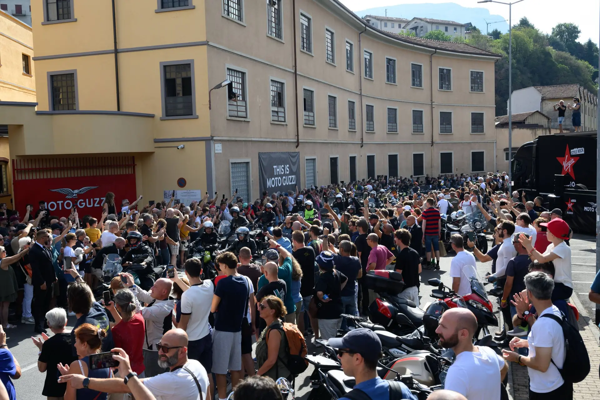 giornate mondiali moto guzzi folla davanti allo stabilimento
