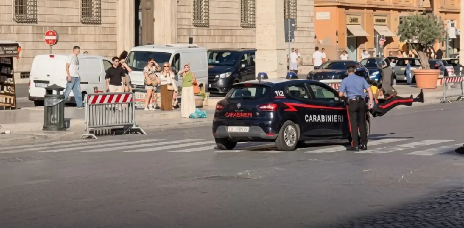 Nell'immagine si vede l'incidente tra un'auto dei carabinieri e un agente a piedi che viene investito