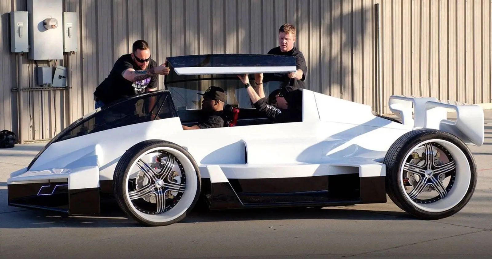 Nell'immagine si vede la White Lightning bianca di 50 Cent