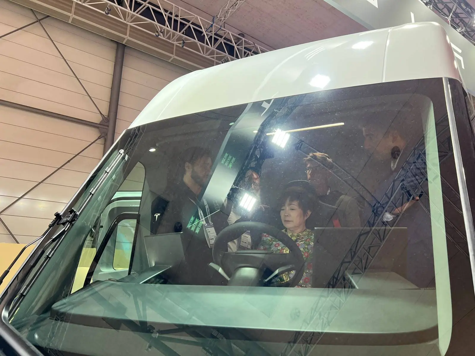 Stella Li sul Tesla Semi
