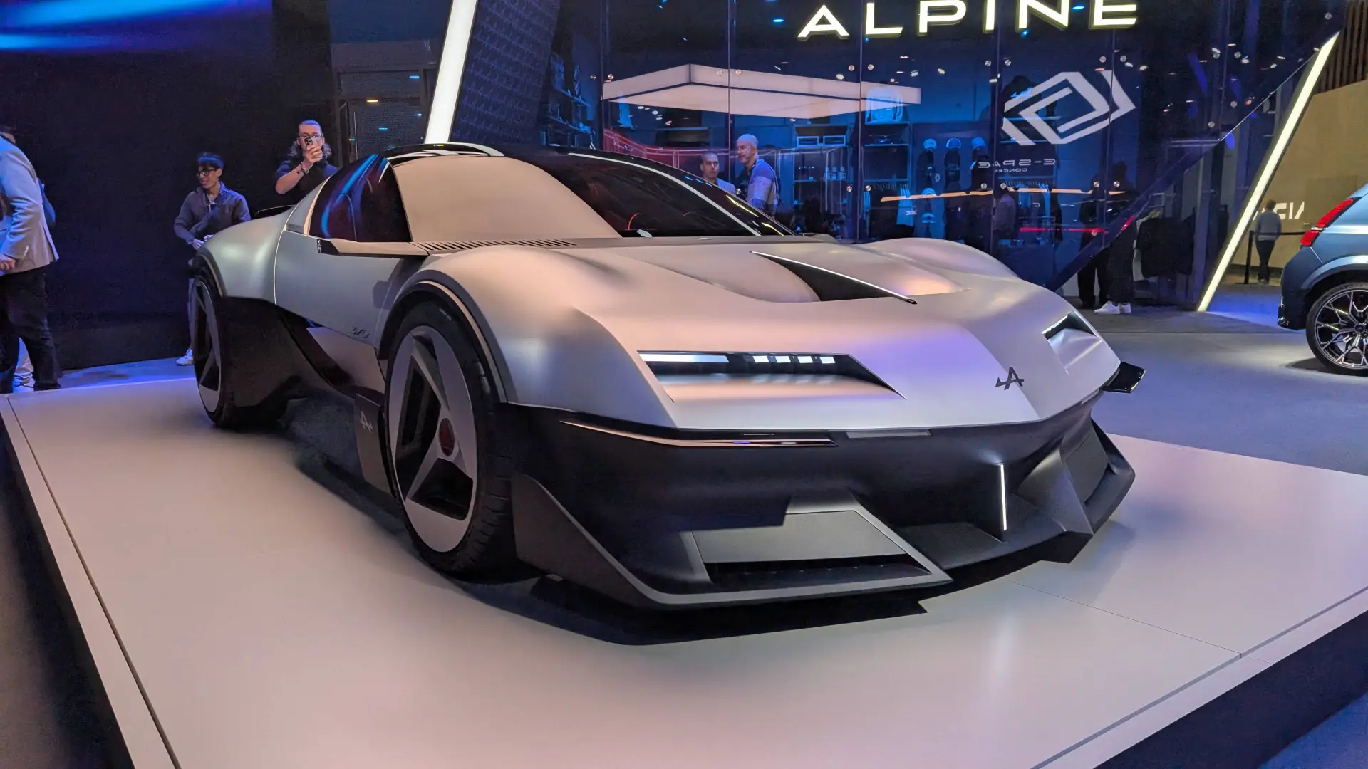 Nell'immagine si vede il nuovo concept della Alpine A310 al Salone di Parigi, vista da davanti