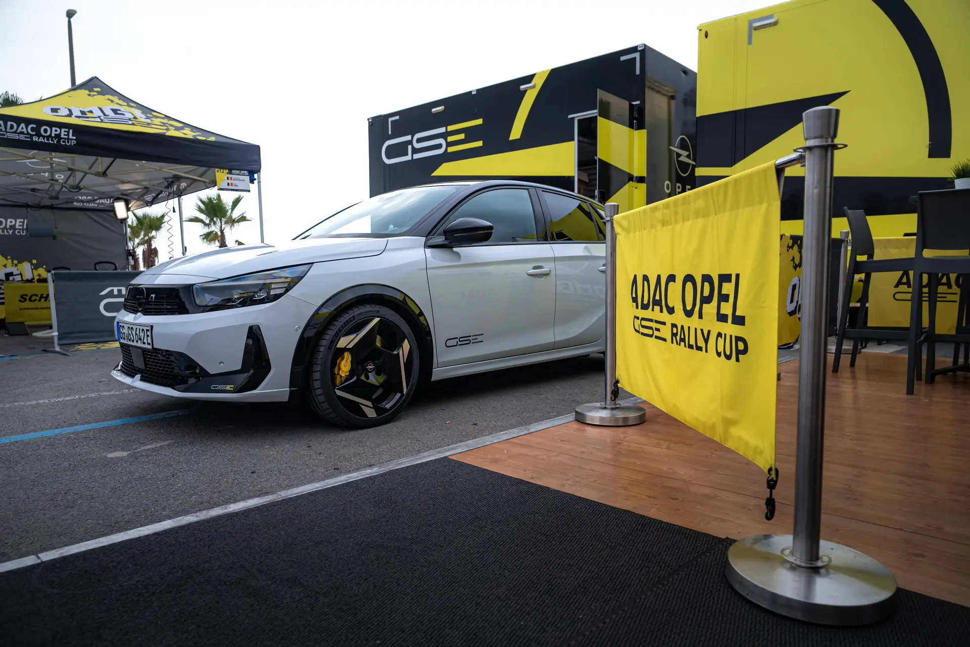 Nell'immagine si vede la Opel Corsa GSE nell'area parcheggio del Rallye di Sanremo