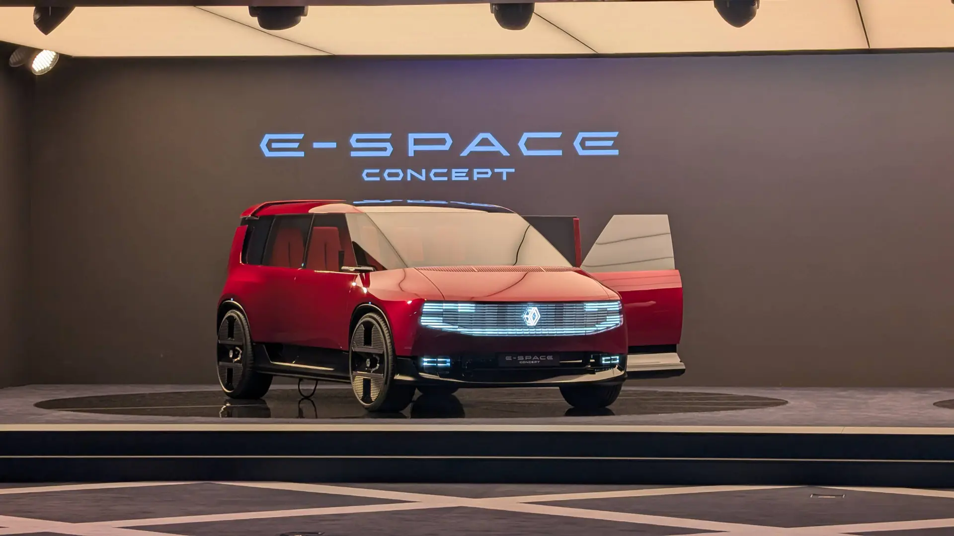 Nell'immagine si vede il concept della Renault E-Space al Salone di Parigi