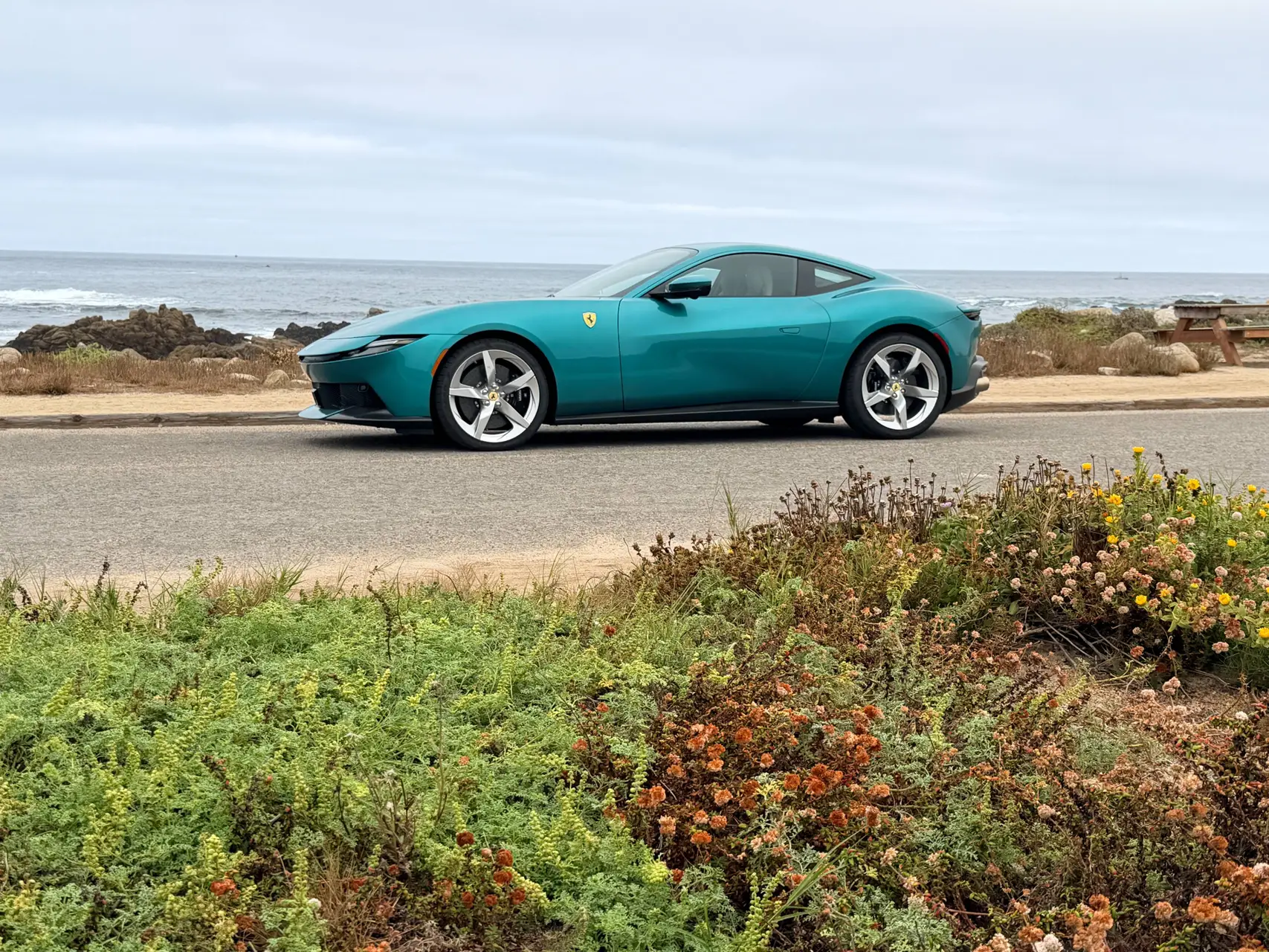 Ferrari Amalfi laterale oceano