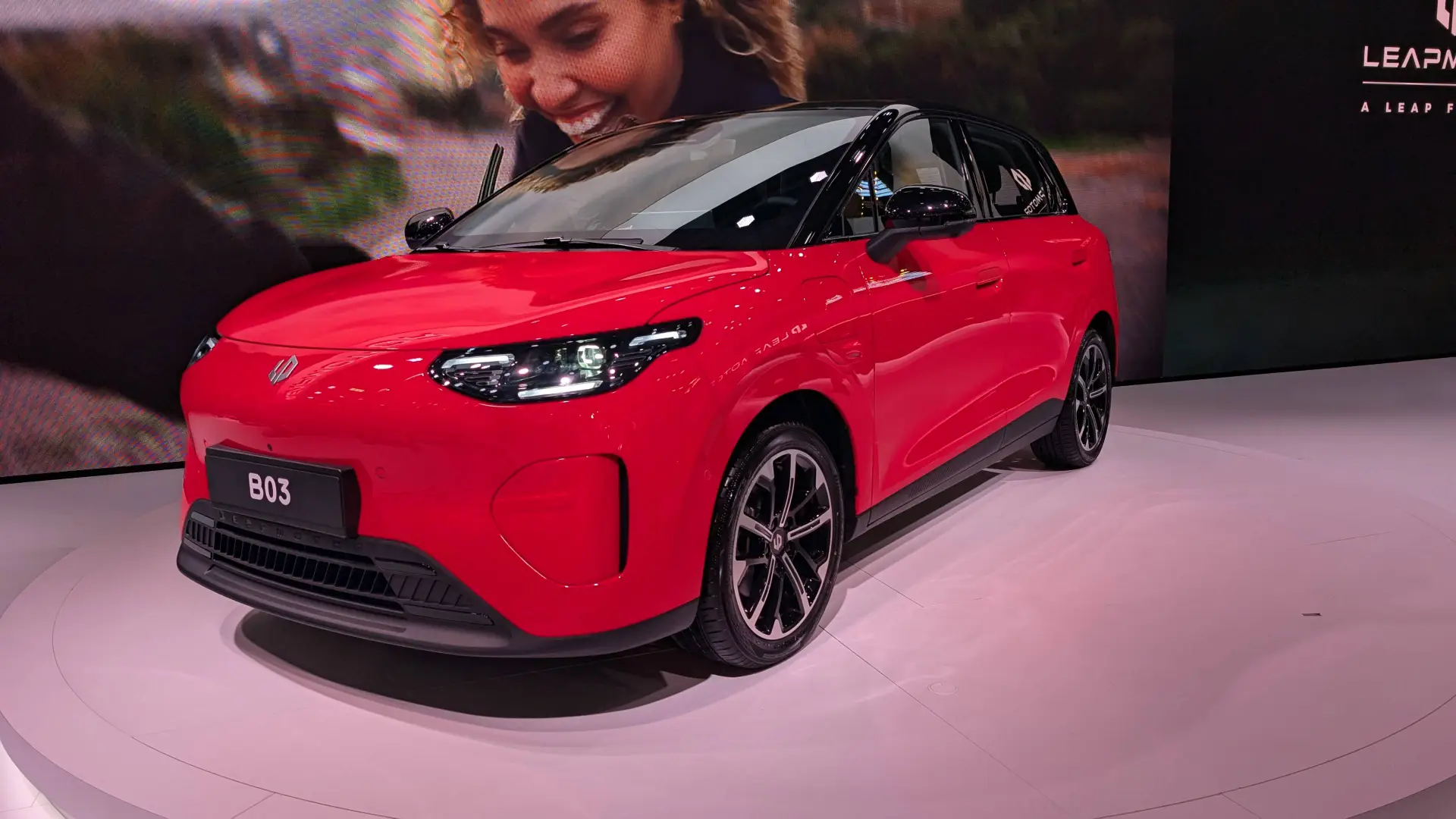 Nell'immagine si vede la Leapmotor B03 al Salone di Parigi vista da davanti