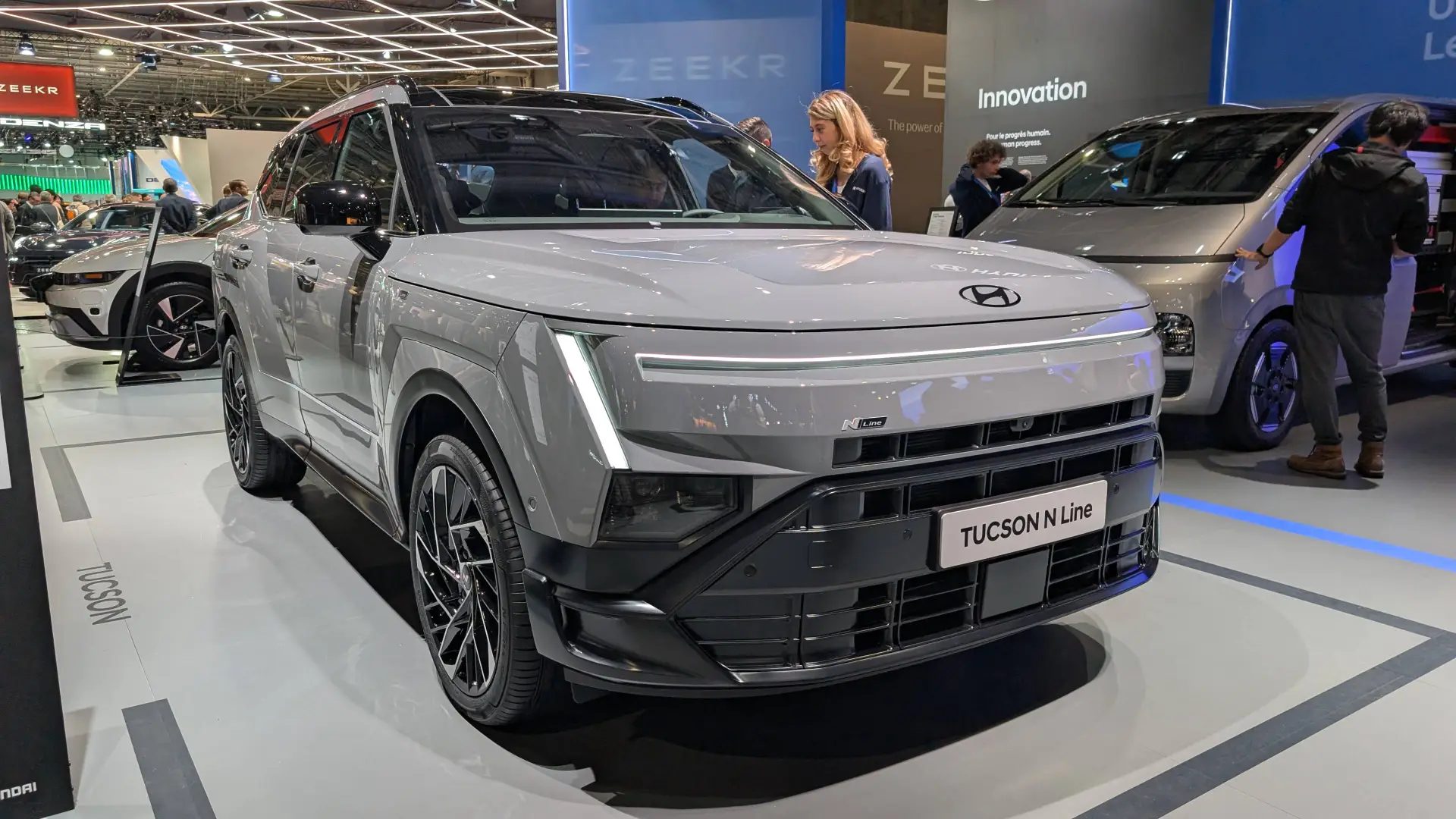 Nell'immagine si vede la nuova Hyundai Tucson vista dall'anteriore di destra