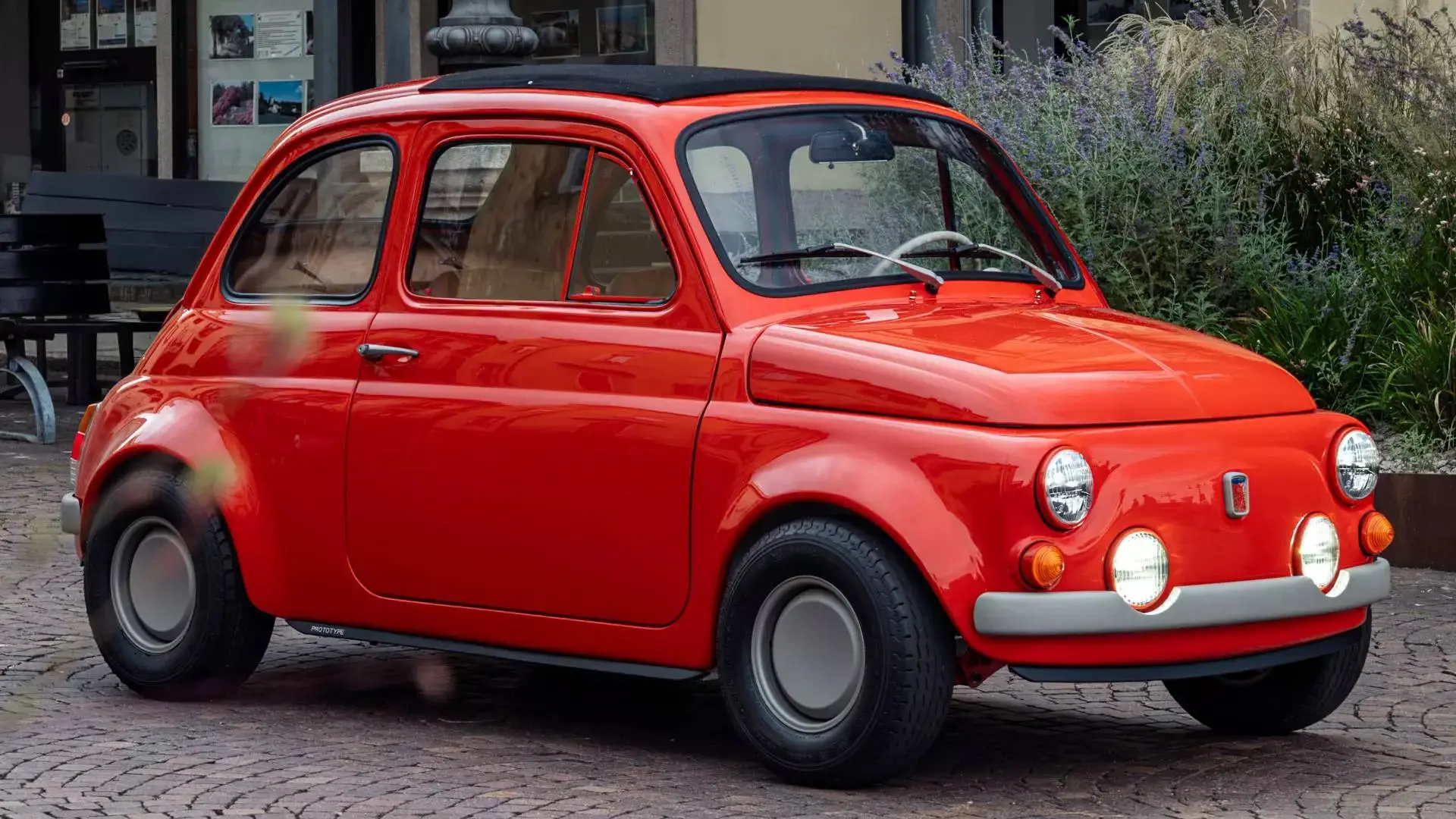 Fiat-500-La-Cinquecento-Scattante-restomod-rechtsvoor