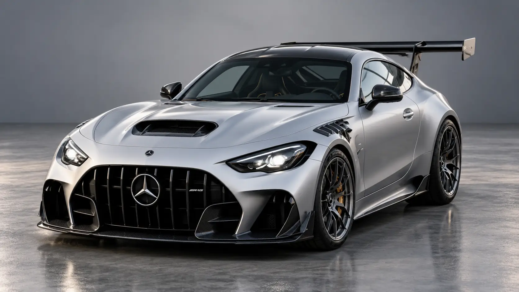 Zilveren Mercedes-AMG GT3 in studio