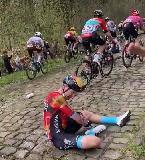 crasharenbergparisroubaix2023 6432c19ac2e50