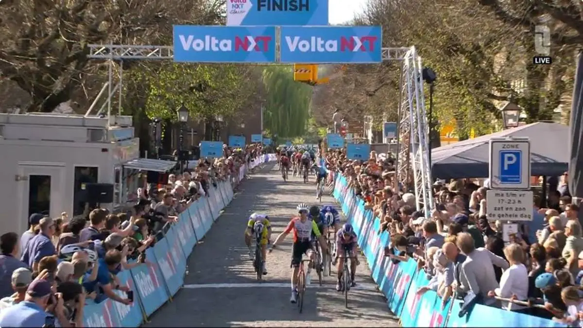 Dion Smith, celebrando una victoria con el Intermarché - Wanty