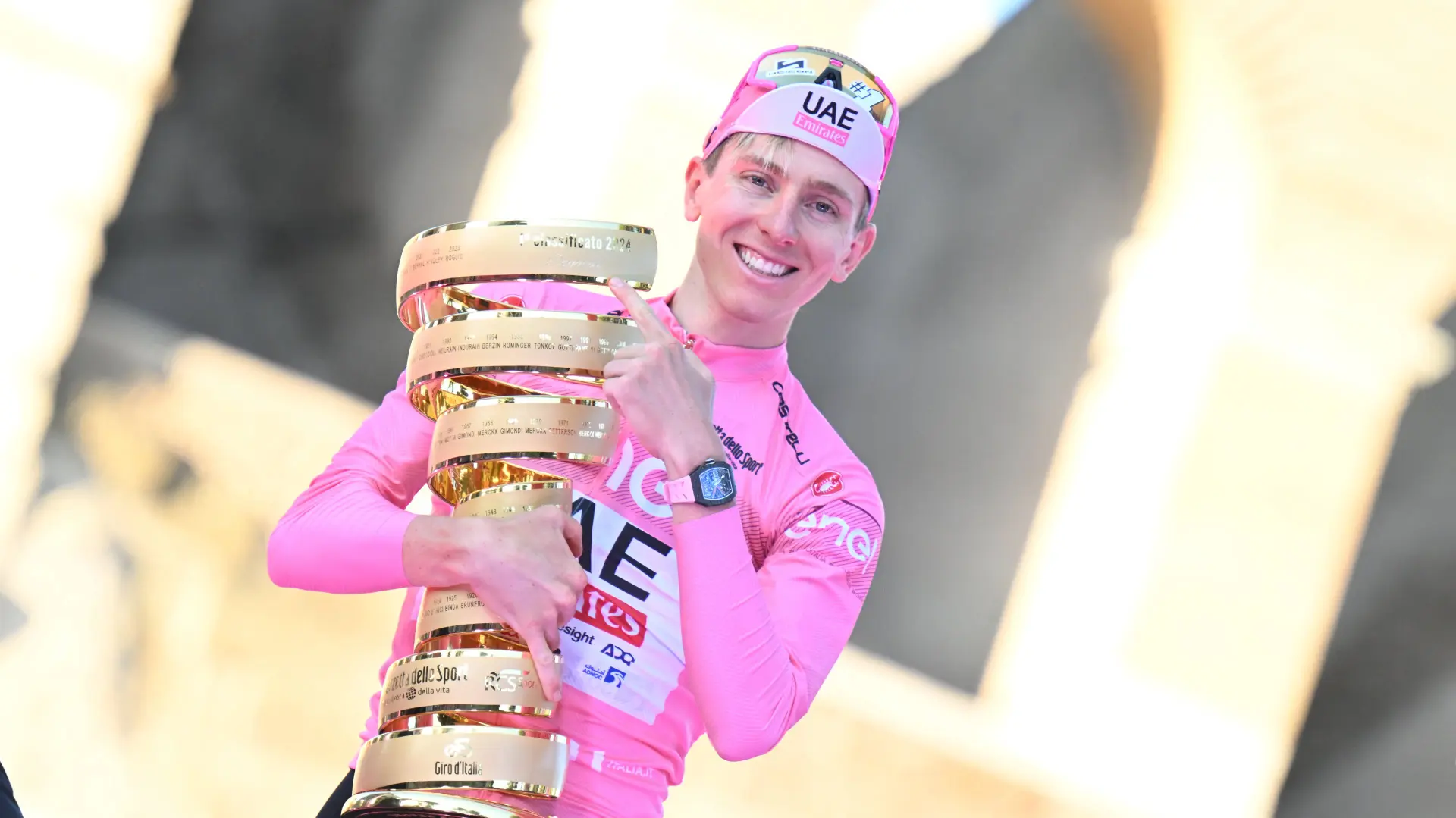 Tadej Pogacar, con el título del Giro de Italia 2024