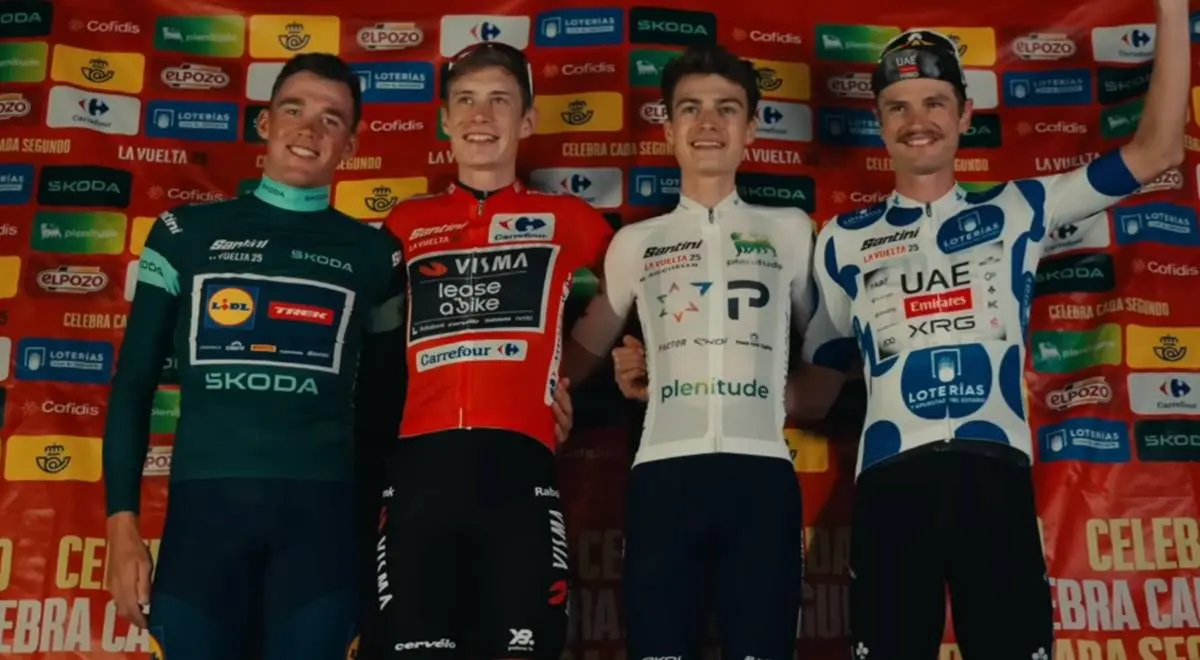 Jonas Vingegaard, Mads Pedersen, Matthew Riccitello y Jay Vine en el podio improvisado de la Vuelta a España 2025