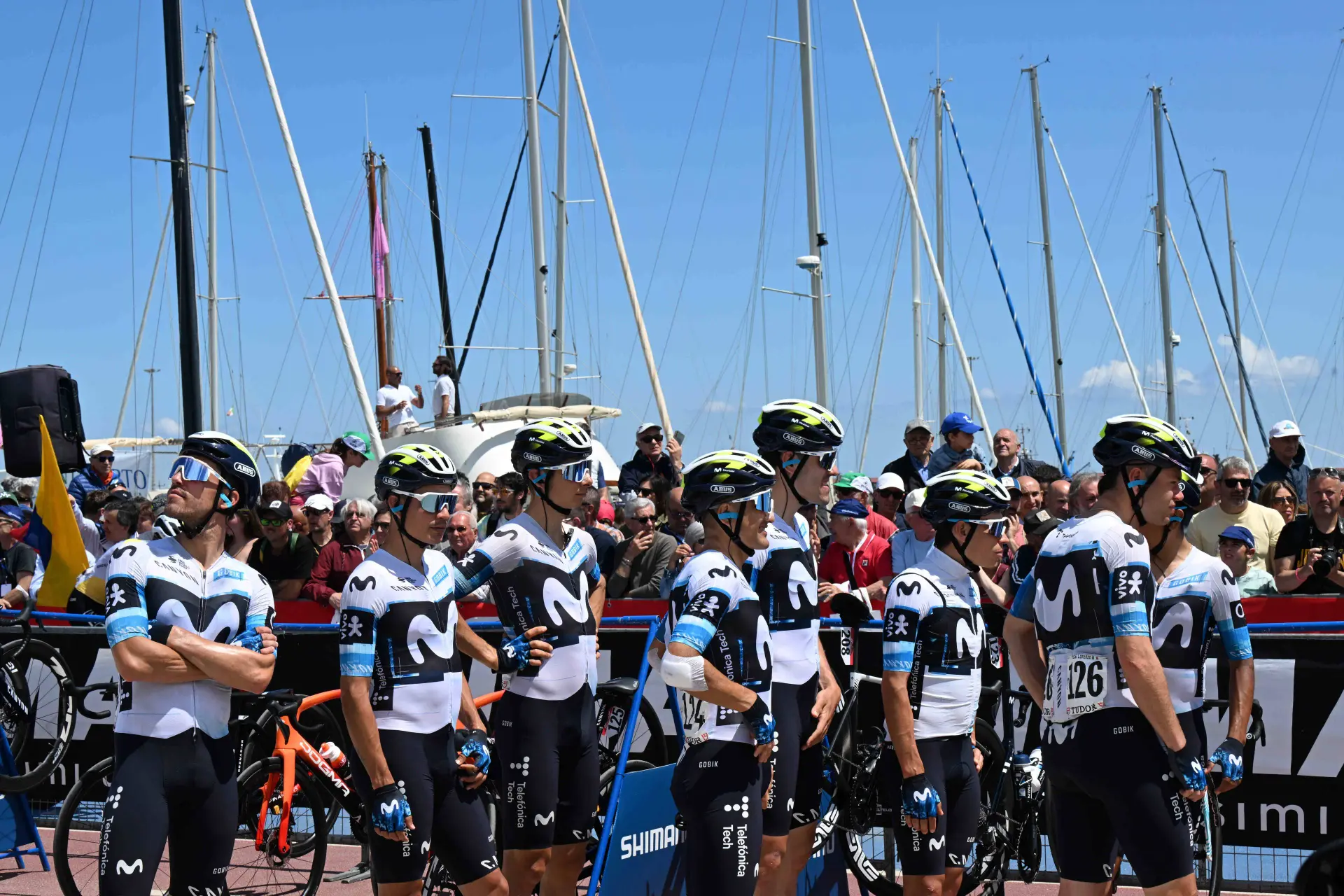 El Movistar Team, antes de empezar una carrera