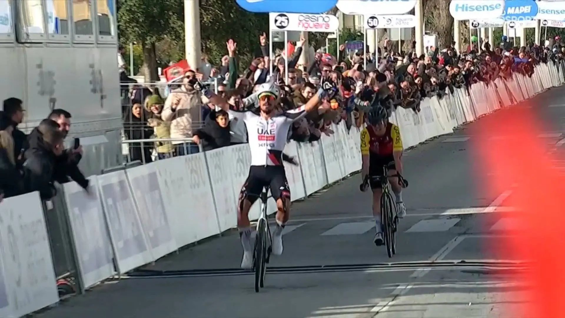 Antonio Morgado, celebrando su victoria por delante de Alex Aranburu