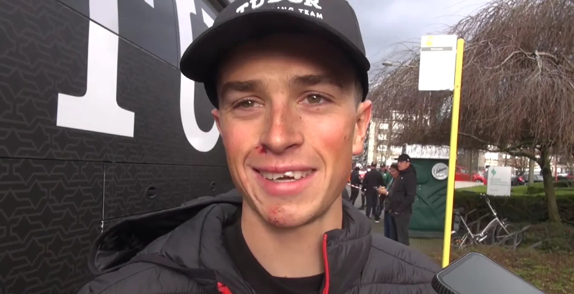 Rick Pluimers sonríe con un diente roto tras su caída en Omloop Het Nieuwsblad