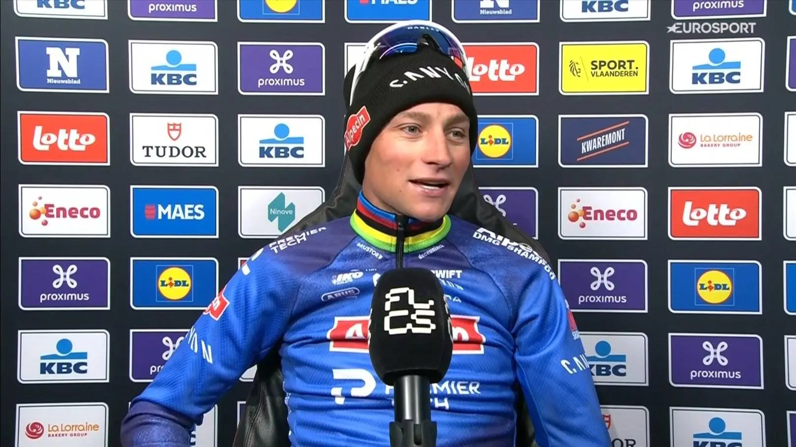Mathieu van der Poel habla con los medios tras ganar Omloop Het Nieuwsblad 2026