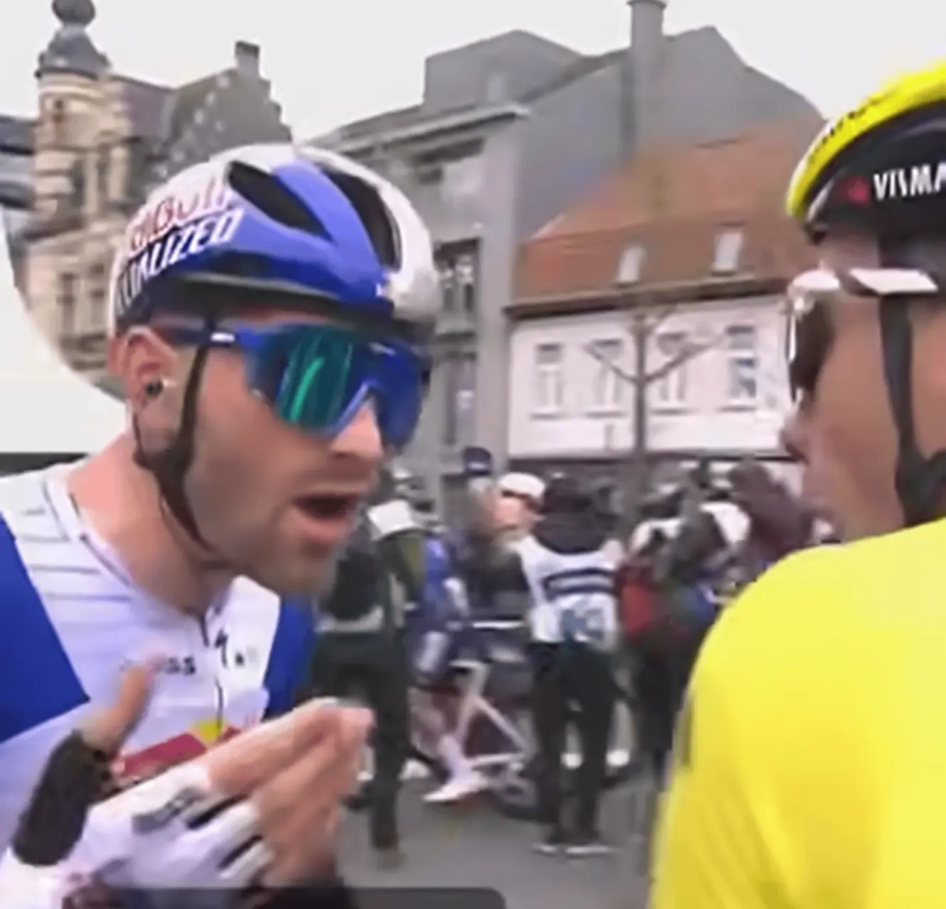 Jordi Meeus y Christophe Laporte discuten en el final de En los Campos de Flandes 2026.