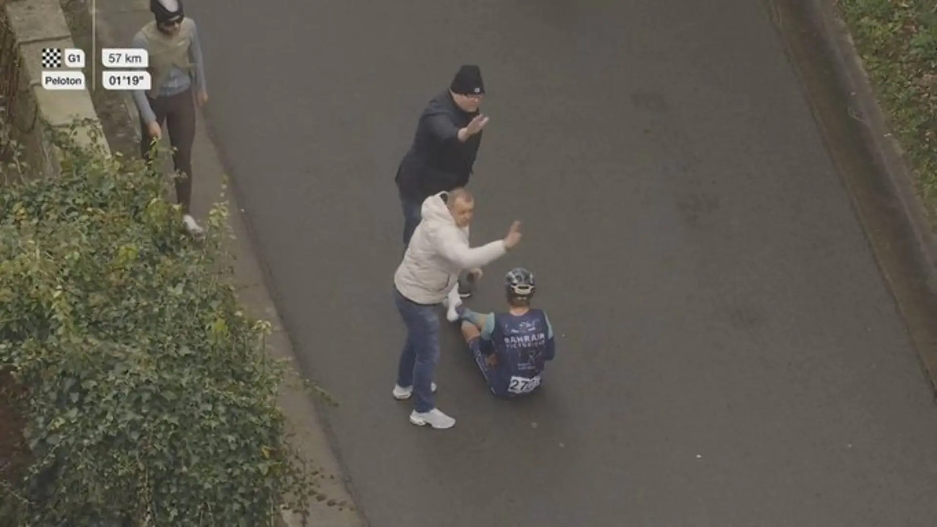 Vlad van Mechelen crashes at Omloop Het Nieuwsblad 2026
