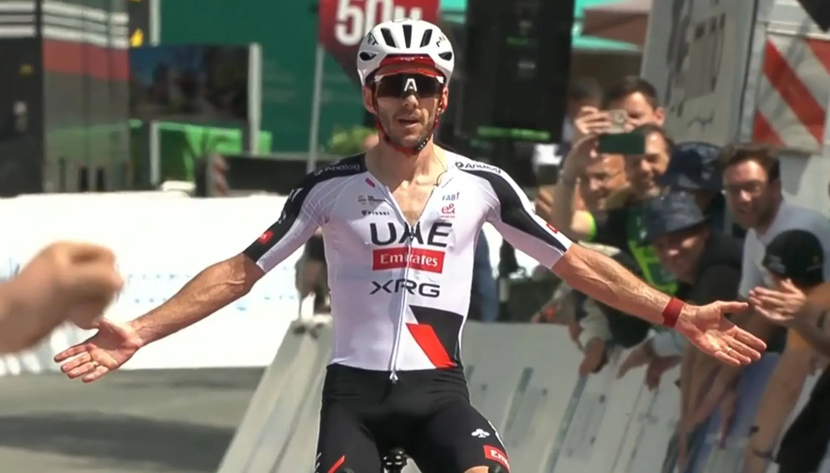 Adam Yates gana la etapa 4 de O Gran Camiño 2026.