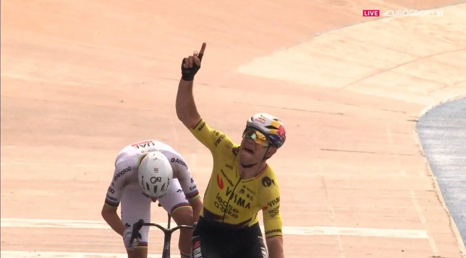 Wout van Aert superó a Tadej Pogacar al esprint en el Velódromo de Roubaix para ganar la Reina de los Adoquines en 2026.