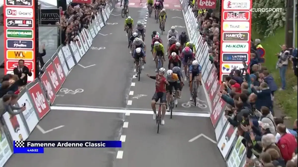 Arnaud De Lie festeja su victoria en la Lotto Famenne Ardenne Classic